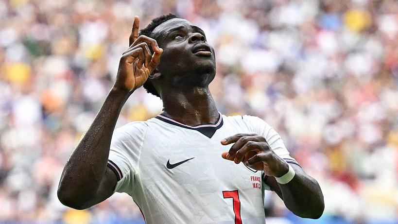 世界杯2026:萨卡是否证明了自己不可或缺?