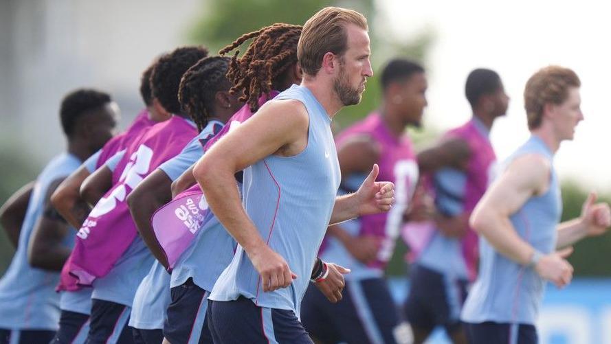 2026年世界杯:英格兰的古埃希、赖斯与詹姆斯在挪威比赛前训练